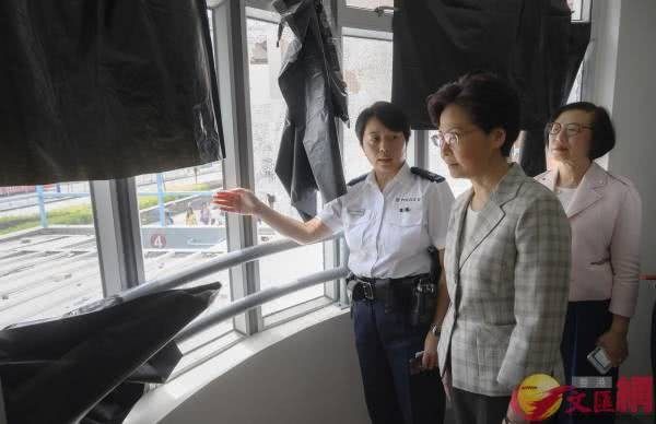 林郑月娥视察天水围,探望驻守警员