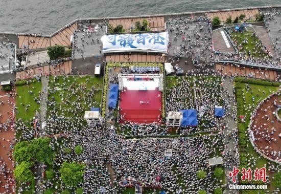 香港逾31万人风雨无阻“守护香港” 声势浩大向暴力说“不”