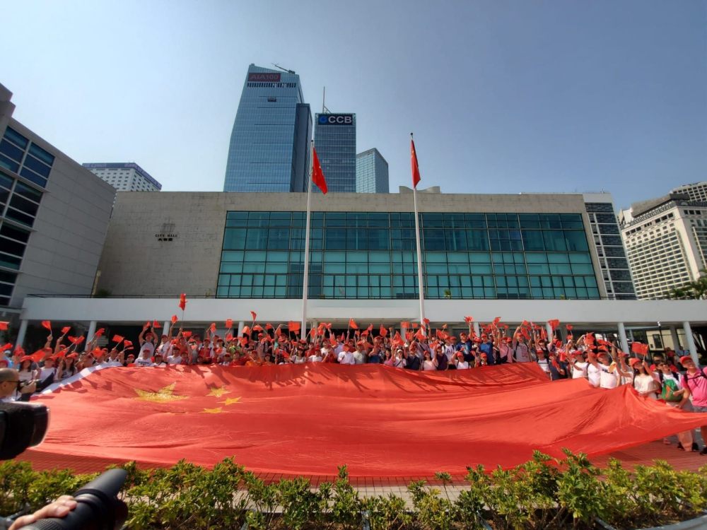 上萬香港市民在國慶日上街護國旗